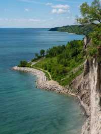 Scarborough Bluffs Park：絶景の崖と青い湖が広がる秘境 🌿🏞️