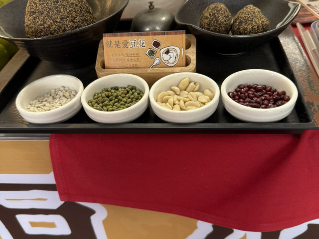 高雄鹽埕區（就是愛豆花）幸福九宮格豆花.種類豐富.非吃不可