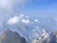 Huangshan: Embracing Nature at the Majestic Mountain