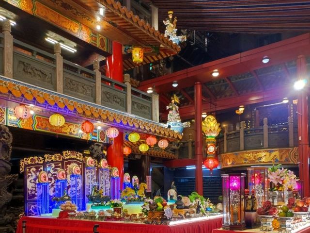 【台北】ライトアップされた煌びやかな寺院を見学！