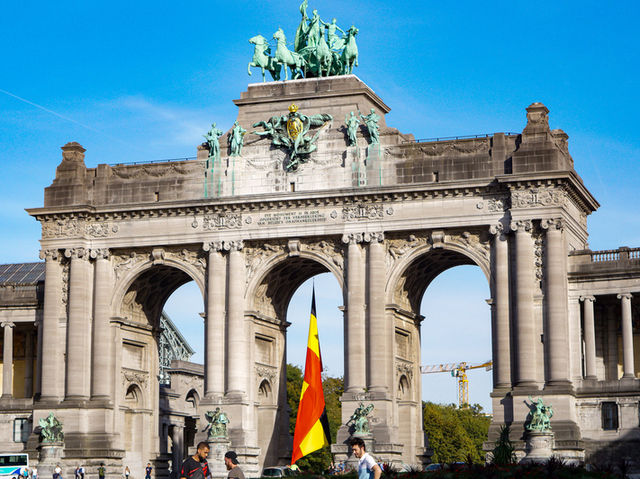 【緑と文化の融合】サンカントネール公園（Parc du Cinquantenaire）🌳🖼️