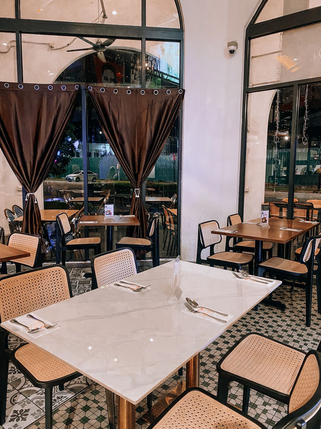 Best of both bites - Western & local 🍛