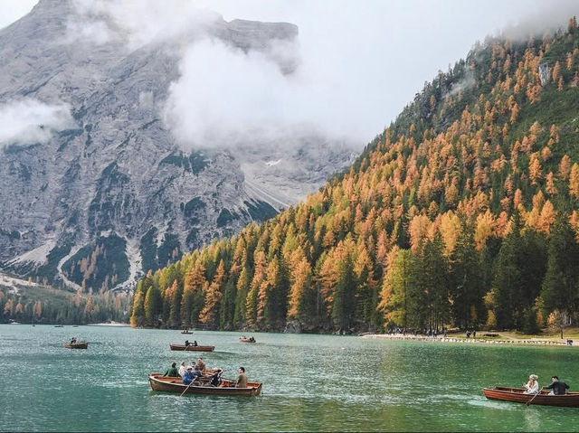 พายเรือเล่นที่ทะเลสาบ Lego di Braies -Dolomie