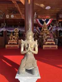 หลวงพ่อโต (Wat Intharawihan)