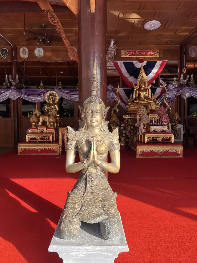 หลวงพ่อโต (Wat Intharawihan)