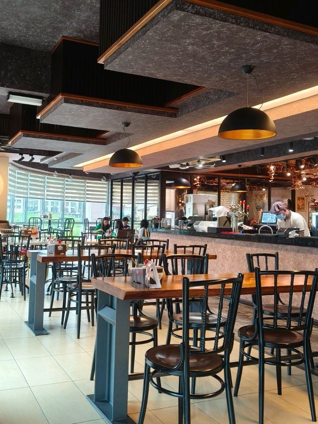 Morning Feels Like Home at This Cozy Café