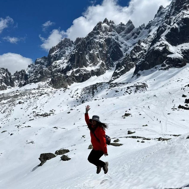 戰戰兢兢的走向南針峰峰頂觀景台眺望白朗峰