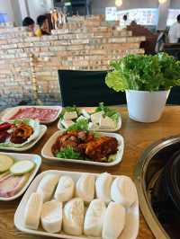 อิ่มอร่อยที่ร้าน Red sun square กลางเมืองลี่เจียง