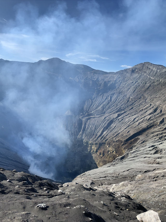 【前往 Mt. Bromo 的路上，不只是一段「交通」🚙🗻】 這趟不是單純的移動，而是一場穿越火山沙海的冒險旅程。