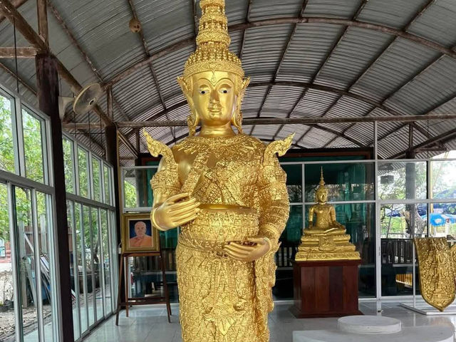 心が静まる、黄金の寺でひと休み。✨🙏 #ワットモンコンテープ #タイ旅行