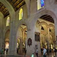 Cordoba's Mosque-Cathedral: A Stunning Blend of Faiths! 🕌⛪