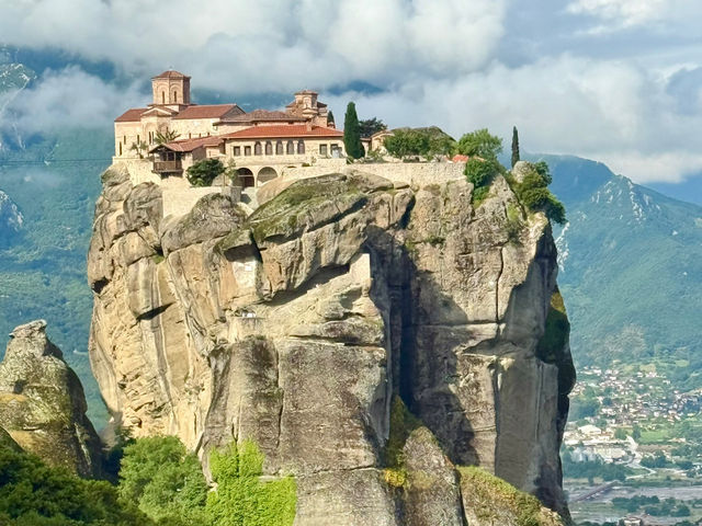 石柱上的隱世修道院⛰️