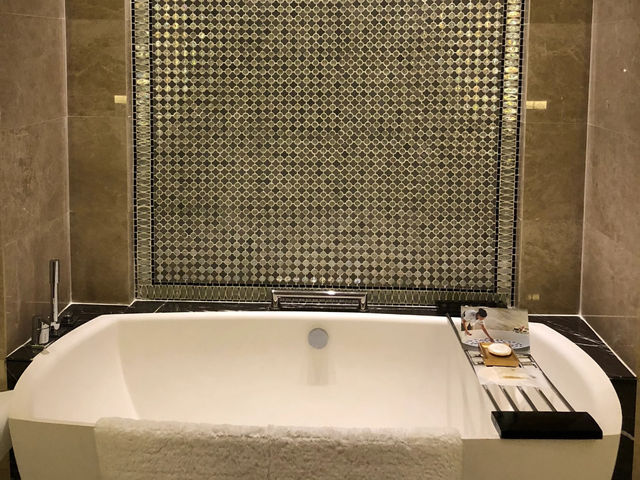 🇲🇾🏨 Langkawi's Luxury Face-Off: The St. Regis vs. Four Seasons!