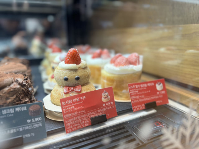 ☕️ Afternoon Delight: Coffee and Cake at Starbucks Cheongdam Intersection