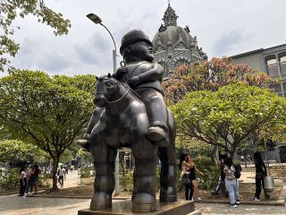 【波特羅廣場｜麥德林市中心的戶外藝術廣場】