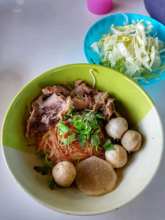 ก๋วยเตี๋ยวป้าแดงรสเด็ด 🍜🔥📍สันทราย เชียงใหม่