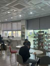 부산 오르막 끝에 있는 중앙도서관 