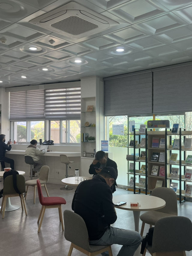 부산 오르막 끝에 있는 중앙도서관 