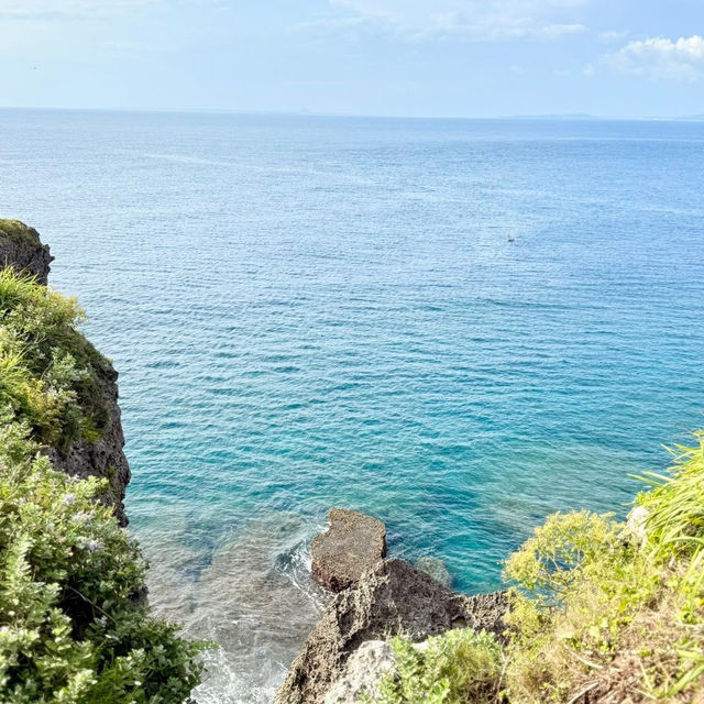 Cape Manzamo: Okinawa’s Dramatic Cliffside Wonder – A Solo Traveler’s Coastal Escape"** 🌊🗿