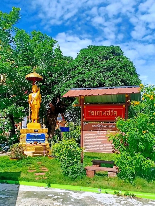 สัมผัสความสงบและธรรมชาติที่สวยงาม ณ วัดเกาะเปริด