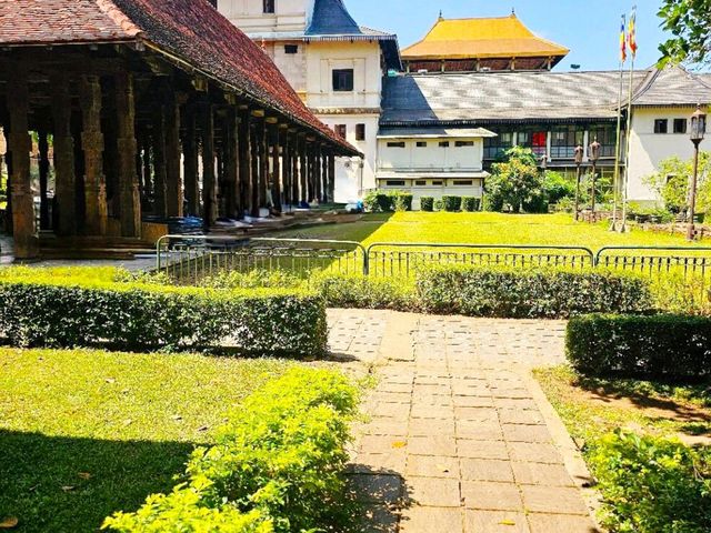 Explore the Historic Sri Dalada Maligawa Temple in Kandy, Sri Lanka