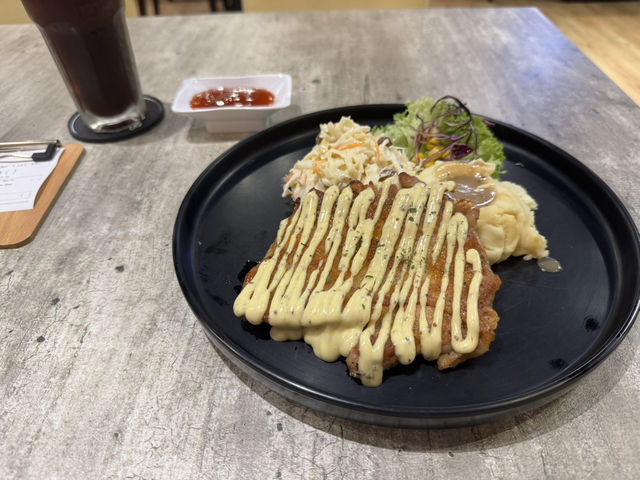 🍽️ Anmour Cafe Eko Botani – Comfort Food Before a Relaxing Night