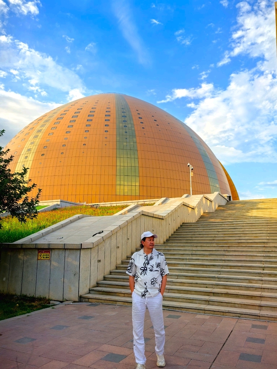 Musical Extravagqnza in The Biggest and Grand Theater in Xinjiang