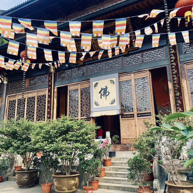 Hangzhou’s Temple Glow✨