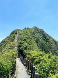 基隆｜基隆嶼（下集）—登頂步道 × 島燈塔：把東北角的海天收進 360° 的藍 💙🏝️