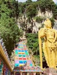 🌈 Batu Caves' Rainbow Staircase: Where Divine Beauty Meets 272 Colorful Steps to Heaven! 🕌