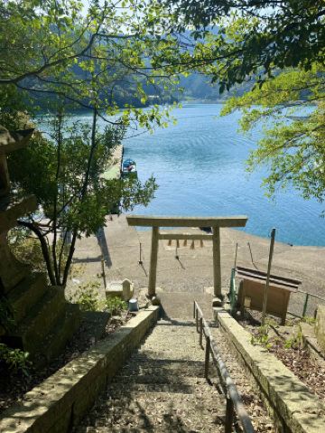 【三重縣】俯瞰港口的神社｜藍寶石般的透明海水