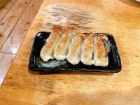 一碗蒜香黑湯，暖心在巷弄——走進那霸巷內的 琉家拉麵 本店，與麵條一起被慰藉