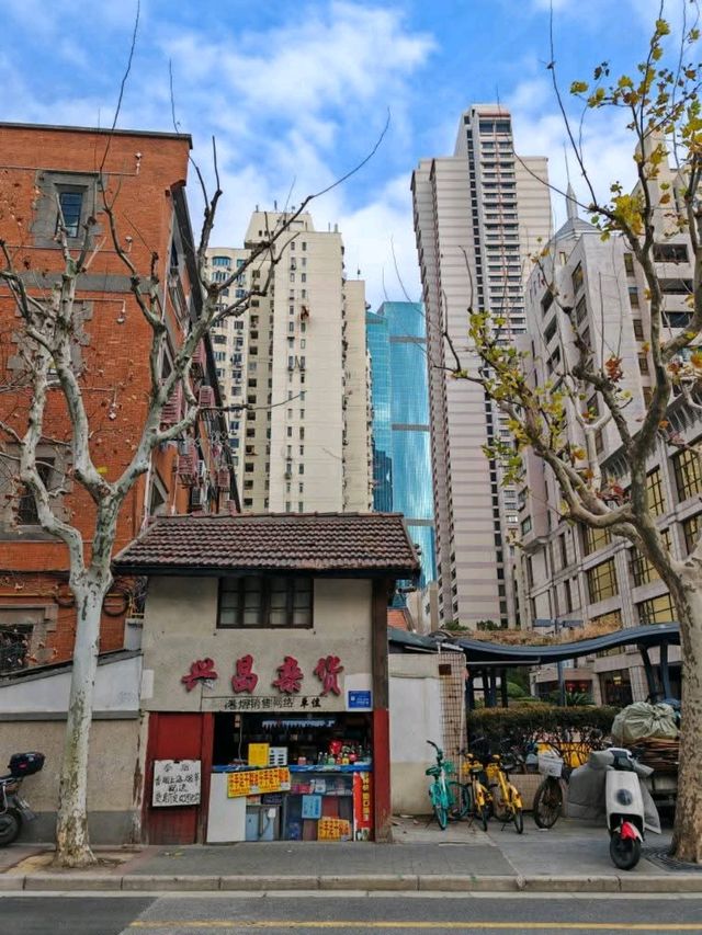 🏛️ Architectural Panorama: An Explorer's Perspective 🏛️ Architectural Panorama: An Explorer's Perspective