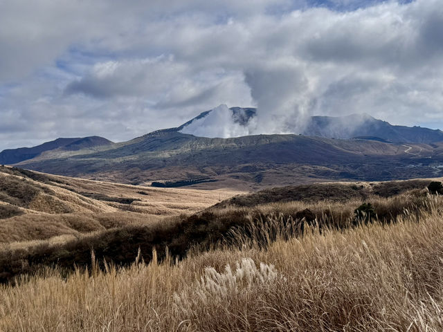 🍂秋日阿蘇山:米塚的金色光影、草千里的高原風、火山的震撼能量 🍂秋日阿蘇山:米塚的金色光影、草千里的高原風、火山的震撼能量