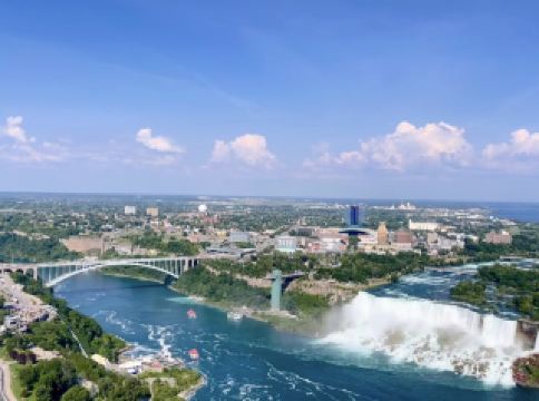 Niagara Falls is the most iconic natural wonder of Canada's east coast. The majestic Horseshoe Falls is right before your eyes, the roar of the water, the spray, and the rainbows on a clear day create a truly breathtaking sensory experience. Whether you love nature, want to take photos, or simply want to experience the awe-inspiring power of a world-class waterfall, you absolutely must visit it! Taking the train is convenient, affordable, and offers excellent value.

Transportation Recommendation: From Toronto's Union Station, take the GOTrain directly to Niagara Falls GO Station. Weekend special fares are only $10 CAD round trip! After getting off, transfer to the WeGo Bus directly to Table Rock Center. The journey is seamless, so you don't have to worry about transportation.

Must-See Itinerary:
1. Table Rock Center: The heart of the falls, a viewing platform close to the edge of Horseshoe Falls. The spray is so intense, creating a truly immersive experience. We recommend taking some photos first. On a clear day, you can easily capture rainbows in the spray – it's incredibly dreamy! The view is especially spectacular when the boat approaches the falls.

2. Journey Behind the Falls: A tunnel experience leading deep into the base of the falls, allowing you to feel the power of the water curtain up close. An additional fee applies, but it's well worth it; the feeling of being surrounded by the roar of the falls is unforgettable.

3. WeGo Bus Route Exploration: If you have enough time, you can freely hop on and off the WeGo Bus along the route, stopping at different viewpoints within Niagara Parks. A QR code is provided for convenient use.

4. Niagara Falls Boat Trip: We recommend joining the Hornblower Niagara Cruises (seasonal operation). The boat goes directly under the falls, offering the best water-based experience.

Recommended photo spots:

- The Table Rock Center platform directly facing the falls offers the best panoramic view.

- The walkway below Horseshoe Falls, surrounded by mist, is perfect for photos.

- The moment the boat approaches the falls, the mist and rainbow create a breathtaking scene.

- A distant view of the American Falls from the opposite bank, contrasting with the grandeur of the Canadian side.

- At night, you can participate in the light show; the falls are magically illuminated by colorful lights.

Useful tips:

- Weekend GoTrain special offers are great value; it's recommended to buy online in advance for convenience and savings.

- The mist around Table Rock Center and the falls is heavy; remember to bring a waterproof jacket or raincoat to protect your camera/bag.

- If you take a boat tour or the tunnel under the falls, they will provide raincoats, but your shoes will get wet; it's recommended to wear non-slip shoes.

- A 2-4 hour itinerary is generally sufficient to see the main attractions. You can also visit the snack and souvenir shops near Niagara Parks.

- The walking trails in the area are flat and suitable for families.

Important notes:

- During peak season/weekends, there are many tourists; please be patient while waiting to take photos.

- Lenses are prone to fogging when there's heavy spray; it's advisable to bring a dry cloth.

- GoTrain return trips are limited in the evening; check the last train time.

- You absolutely must experience it in person; the falls are far more breathtaking than photos!

Conclusion: Niagara Falls is incredibly magnificent, with the Canadian side offering the best views. It's definitely worth making a day trip. Whether you're a nature lover, a photography enthusiast, or a family trip, you'll be awestruck!

Related topics: #NiagaraFalls #TorontoDayTrip #TrainTripCanada #NaturalScenery #FallsRainbow #NovemberDestinations2025