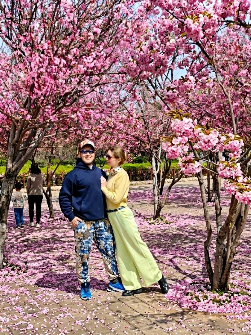 📍 Kunming
Located in Yunnan Province, Kunming is often called the "City of Eternal Spring." It truly feels like spring resides here.
Right now, at the end of February and beginning of March, everything seems to be in bloom!
The cherry blossoms, wisteria, tulips, apple trees, and so much more are in full splendor.
🫖 Additionally, Yunnan is the birthplace of Pu'er tea.
Over time, all tea made from the large-leaf Yunnan tea tree has come to be known as "Pu'er tea."
That's why there are numerous tea shops and tea cafes here where you can taste and purchase tea.
In Kunming, we managed to visit in one day:
~ Cuihu Park
~ Yuantong Buddhist Temple
~ Kunming Daguan Park-East Park
~ And, of course, stroll through the streets of the old town, stopping by tea shops.
🌸 While tickets to Japan for cherry blossom viewing (hanami) cost hundreds of thousands, you can buy tickets to Southern China for just 7000.
Wishing us all a wonderful spring! 🙏