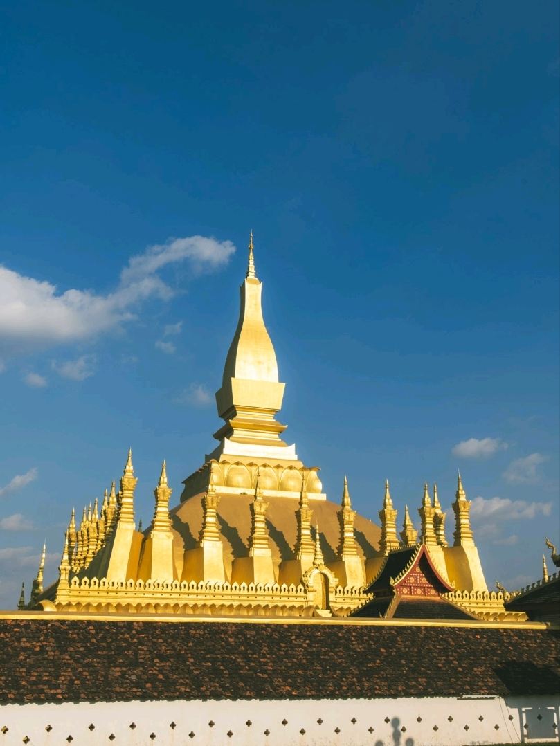 ラオスのビエンチャンにあるきんきらなお寺 | Trip.com ヴィエンチャン