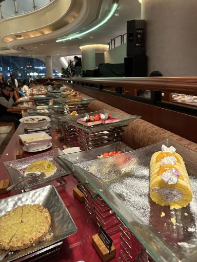 ホテルのシーフードビュッフェ😋、ライブバンドの演奏付き🎤🎵 | Trip