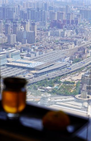 A new type of teahouse in Kunming? Enjoy tea while sitting 100 meters above the city.