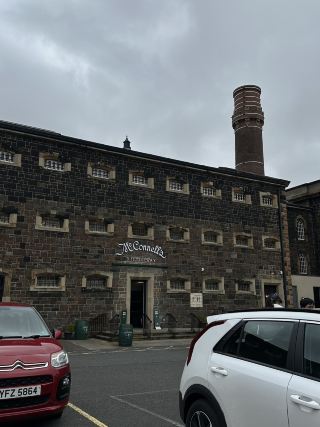 벨파스트는 최근 위스키 투어가 큰 인기를 끌고 있는데요, McConnell’s Irish Whisky는 Cruml에 자리 잡고 있습니다.