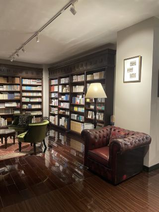 [Tateshina] A relaxing moment in a library lounge with 30,000 books.