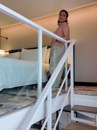 Staying in the heart of Surabaya while enjoying a modern and cozy staycation experience? 👀✨
