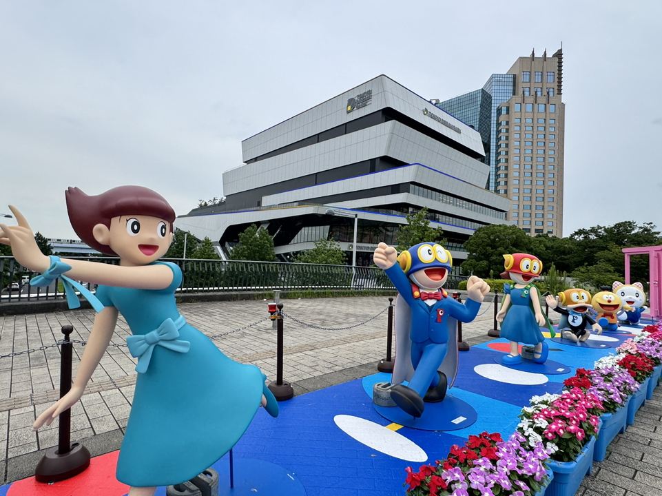 東京特別展おすすめ】村上隆が青いネコ型ロボットと出会ったら！「THE