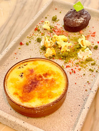 🌿 沙田Beans The Greenhouse ❤️高質歐陸菜☕✨

行街行到攰,想搵個精緻又放鬆嘅地方食lunch💁🏻♀️極受歡迎嘅 BEANS 喺Home Square 打造咗呢間充滿綠意嘅 【Beans The Greenhouse】😍環境寬敞舒適、採光度十足,食物高水準,由主食、小食到邪惡甜品一應俱全,放假過嚟 Chill 吓真係爽✌🏻✌🏻

1️⃣ 班尼迪蛋.手撕豬仔骨 🥚🐷
視覺同味覺嘅雙重享受!切開半熟班尼迪蛋,蛋黃汁瞬間流出,包裹住經慢煮又入味嘅手撕豬仔骨,加上鬆軟嘅鬆餅底,口感滑溜、層次感超豐富!

2️⃣ 特級草飼西冷牛扒七成熟炒蛋配鮮忌廉薯蓉 🥩🥔
食肉獸必叫!七成熟嘅草飼西冷牛扒保持到肉質粉嫩多汁,牛味濃郁;配埋滑溜炒蛋,同奶香四溢嘅鮮忌廉薯蓉,極具飽腹感。

3️⃣ 薯條配黑松露蛋黃醬 🍟🍄
超邪惡嘅邪惡小食!薯條炸到金黃酥脆,內裡熱辣辣,蘸埋黑松露超突出嘅特製蛋黃醬,真係食到停唔到口!

4️⃣ 馬達加斯加雲呢拿焦糖燉蛋配自家製瑪德蓮蛋糕 🍮🧁
焦糖燉蛋面層嘅焦糖脆卜卜,底層食得出馬達加斯加雲呢拿籽嘅高級香氣,配埋經典法式自家製瑪德蓮蛋糕,口感一流!

5️⃣ Tiramisu 🍫☕
選用香濃 Mascarpone,以殺菌蛋黃製作,入口綿密、帶有微醺嘅酒香與咖啡苦甜,層次極豐富!

6️⃣ 檸檬蜂蜜
新鮮檸檬嘅酸香完美融入甘甜蜂蜜,酸甜平衡,清熱潤喉,食完咁多惹味嘢飲返杯即時清爽晒!

清新嘅溫室綠意環境配上咁高質嘅歐陸美饌😍快啲約朋友/屋企人去沙田 BEANS 歎個愜意午餐啦🚀

Beans The Greenhouse✨
📍沙田新城市中央廣場 Home Square 5樓503號舖

#BeansTheGreenhouse #BEANS #沙田美食 #HomeSquare美食 #香港Cafe 