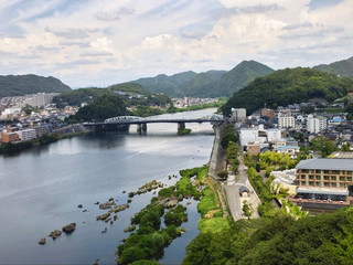 犬山市的行程真係打卡同放鬆兩全其美,跟我一齊穿梭古城風景與現代度假享受!今次入住犬山有樂苑花園英迪格酒店,探索絕美的犬山城,實地感受江河景致與日式溫泉,無論係攝影控、歷史愛好者,定係單純想Chill住歎一轉度假酒店,絕對滿足你!

【行程亮點大集合】
🏯 打卡最靚日本古城,犬山城登高望遠河景超治癒!
🏨 英迪格花園酒店度假氛圍滿滿,溫泉大浴場體驗必享
🍽️ 酒店咖啡質素好、晚餐水準高,不過早餐個蜜瓜要早啲,在9:50分 去攞蜜瓜時問職員說沒有蜜瓜了, 然後我向經理反應這個問題,經理 入廚房查看五分鐘說又有蜜瓜。 明明早餐時間是早上七點至十一點, 9點50分你跟我說沒有蜜瓜? 我覺得他們不太盡責,不誠實, 這樣我失望。 在十分鐘後經理又拿出兩碟蜜瓜給我補償。

🥾景點&酒店盤點
· 必去景點:犬山城  
地址:Kitakoken-65-2 Inuyama, Aichi 484-0082日本  
營業時間:1月1日至12月28日 09:00-17:00(16:30止入場)  
身為日本現存最古老的天守之一,犬山城令人著迷的不只是歷史,仲有一覽無遺嘅河景。由高處望落去,山、水、古木包圍,特別適合慢慢欣賞、影下靚相放鬆返自己心情。我覺得呢個角度拍風景相,真係啱晒IG愛好者。

· 酒店推介:犬山有樂苑花園英迪格酒店 by IHG  
地址:103-1 Kitakoken  
最大賣點係酒店座落犬山城腳下,有原生態大自然風景加持,房間又夠寬敞,記住持房卡可以免費進入有樂苑園林參觀,超值!酒店有溫泉大浴場、露天風呂,落山之後浸一個,成個人都鬆晒。房間設計美學感十足,公共區域都極之乾淨,適合家庭、朋友甚至獨遊都啱。

🍴酒店餐飲體驗分享
早餐形式比較簡單, 早餐有八個套餐給你選擇可以跟咖啡 ,選擇唔算好多,如果你鍾意食蜜瓜記得九點半前落到去攞,唔係可能會一度“缺貨”😂~建議遇到冇蜜瓜記得再問下,可能會再補!
酒店晚餐主打西餐,各款意粉、牛扒、薄餅都非常值得一試,雖然價錢唔算平,但味道、服務、環境絕對值回票價!咖啡都好有水準,早餐配住美景飲簡直Perfect。

🧳交通&行程小貼士
1. 從名古屋中部機場搭電車或者自駕,約35-45分鐘直達犬山市,交通算方便。
2. 周邊餐館唔太多而且好多都收得早,強烈建議早餐/晚餐可預留係酒店享用。
3. 記得善用酒店提供免費進有樂苑既特典,園林超有禪意好啱早上散步或影相。
4. 酒店設有免費停車,自駕超方便。不過步行到犬山城真係『10分鐘內到』,行吓當散步超舒服。
5. 退房後都可以寄存行李,爭取多啲時間漫遊古城。

🌟景點連線玩法
早上可以去犬山城登高俯瞰,之後去參觀有樂苑(記得用房卡免費入場),然後回酒店浸溫泉或者chill喺花園散心。晚餐推薦返酒店enjoy,咖啡/甜品都唔錯!

#犬山市  #犬山城  #日式溫泉  #特色酒店  #景點打卡 犬山