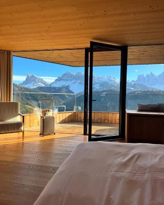 準備好在布雷薩諾內開啟一段夢幻之旅了嗎? 🌲 Forestis Dolomites 酒店將現代奢華與標誌性的山景完美融合——從您抵達的那一刻起,壯麗的景色、清新的阿爾卑斯山空氣和徹底的放鬆便會撲面而來!無論您是尋求浪漫之旅還是獨自靜享休憩,這家酒店建築與大自然的完美結合都將讓您的每一刻都充滿魔力。 ✨

Forestis Dolomites 酒店(地址:Palmschoß 22)坐落在寧靜的帕爾姆斯霍斯村,從布雷薩諾內出發,您可以輕鬆駕車或乘坐酒店班車前往,沿途風景如畫,蜿蜒的山路令人心曠神怡——記得帶上相機,因為沿途的風景本身就值得拍照分享!這裡的服務特別出色:員工熱情周到,並展現出義大利人特有的個人化服務。如果您渴望一次令人驚豔的用餐體驗,酒店的七道菜套餐將是一場感官盛宴,融合了當地食材和藝術擺盤——千萬不要錯過森林蘑菇燴飯和自製酸麵包!

塔樓套房的設計簡約溫馨,完美契合欣賞美景的需求。巨大的落地窗將多洛米蒂山脈的壯麗景色盡收眼底,是拍攝日出或享受慵懶午後的理想之選。水療愛好者可在全景水療中心放鬆身心,隨後在無邊際泳池中飽覽靜謐美景。小提醒:部分客人反映飯店員工的溝通能力有待提升,因此建議您提前告知任何特殊需求,以確保入住體驗順暢無阻。

在trip.com預訂,即可享受優惠和靈活的入住選擇。建議您在抵達前安排兩天時間探索布雷薩諾內老城的迷人中世紀風情,然後至少安排一天時間體驗山間健行和水療放鬆。 #布雷薩諾內 #多洛米蒂山脈 #豪華酒店 #森林靜修 #tripdotcom