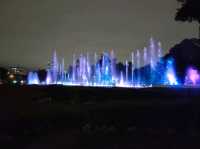  Beautiful park woven with water and light 