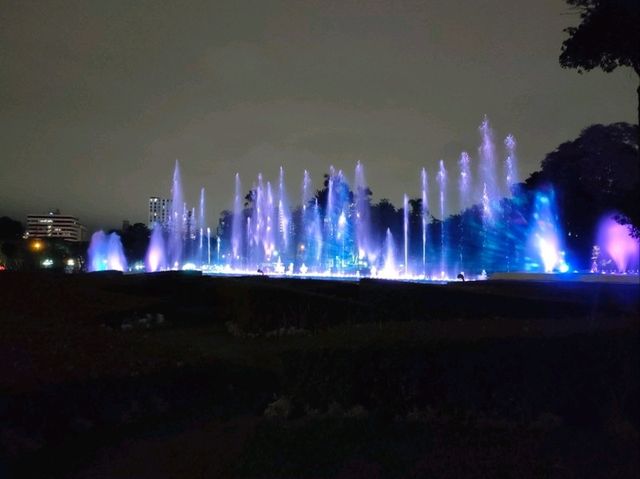  Beautiful park woven with water and light 