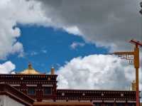 Super beautiful and impressive temple - totally worth a visit!