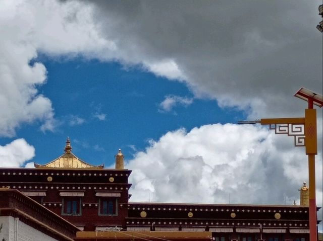 Super beautiful and impressive temple - totally worth a visit!